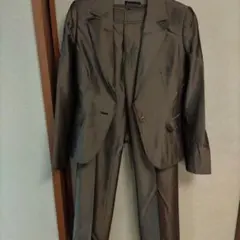 レディース　スーツ三点セット茶ゴールド