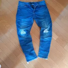 スキニーデニム 青色 ダメージ