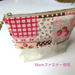 いちごパッチワーク柄ポーチ　ハンドメイド