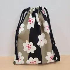 No.786　ハンドメイド　巾着 花柄　コップ袋　給食袋　ブラック