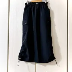 ドローストリング付裾カーゴロングスカート ポケット 黒 ブラック(M)