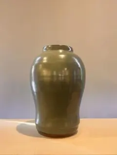 光沢のある緑色の陶器の壺