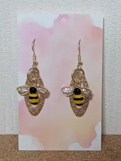 蜂モチーフ フックピアス 金色ラメ