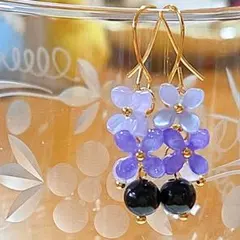 お花とオニキスとチェコビーズのピアス お花とオニキスとチェコビーズのピアス - メルカリ