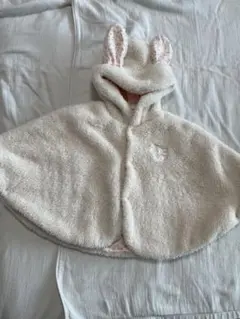 ウサギ耳付きクリーム色ベビーポンチョ