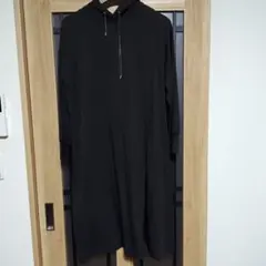 大きいサイズ黒 フード付き 長袖ワンピース前スリット入り