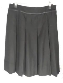 オンワード樫山　黒の膝下フレアスカート 裏地ウール100%