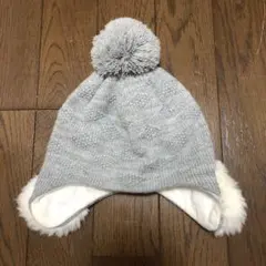 グレーのポンポン付きベビー帽子 44-46cm