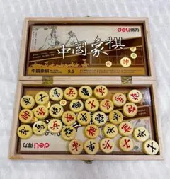 나무 케이스가 달린 새로운 델리 중국 체스
