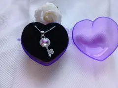 鍵モチーフ ペンダント ピンククリスタル