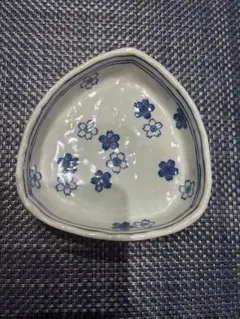 青い花模様の三角鉢　美濃焼　龍峯焼