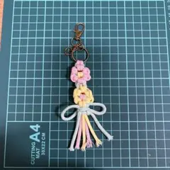 ⑤マクラメ編みお花モチーフのキーホルダー バッグチャーム - メルカリ