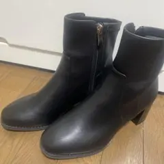 ブラック ジッパー付きブーツ