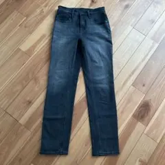 【未使用に近い】UNIQLO ストレートデニム ブラックサイズ　22☆美品