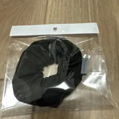スリーコインズ　holivia 小物入れ　ファスナー付き シュシュ ブラックのサムネイル
