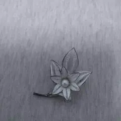 パールのブローチです。