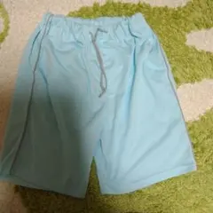 水色のショートパンツです。