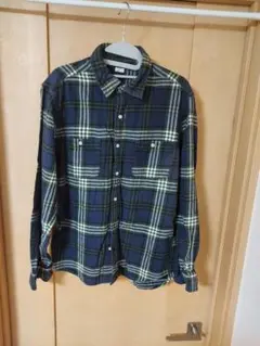 GU ジーユー メンズ ネイビー グリーンのチェックフランネルシャツ