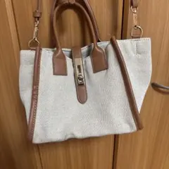 ベージュとブラウンのトートバッグ