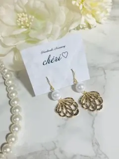 パールとフラワーチャーム　ハンドメイド