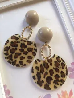 ブラウン☆レオパード柄・変形丸型アクリルプレートとツイストリング