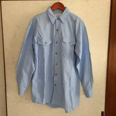 ライトブルーの長袖シャツ　ダンガリーシャツ