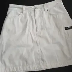 マークアンドロナホワイトのカモフラージュデザインのスカート36 MARK&LONA マークアンドロナ スカート 白 カモフラ スカル 総柄