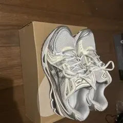 asics GEL-KAYANO 14 ホワイト × ブラウンのサムネイル