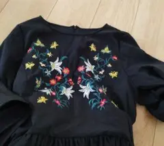 試着のみ　花の刺繍入り　黒　レディース　ワンピース　ブラック　膝下丈　七分袖