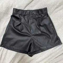 ブラック合成皮革ショートパンツ S