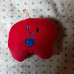 赤いキャラクターぬいぐるみ