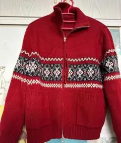 赤いジップアップセーター フェアアイル柄