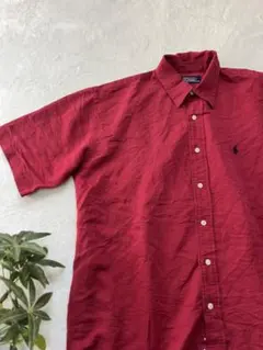 いい色のシャツ。ジャンバーの中に合わせて◎ポロ刺繍付き赤ボタンダウンシャツ