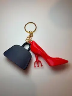 赤いハイヒールと黒いバッグのキーホルダー - メルカリ