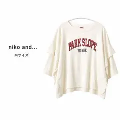 ニコアンド　フリルアソートプリントTシャツ Mサイズ 白 カレッジ風　ロゴTのサムネイル