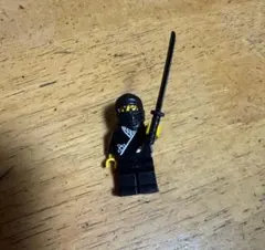 レゴ　黒い忍者のミニフィギュア、刀付き。