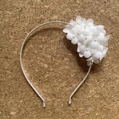 ホワイト花飾りカチューシャ