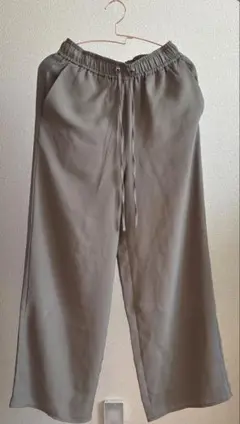 GU イージーパンツ　明るめカーキ