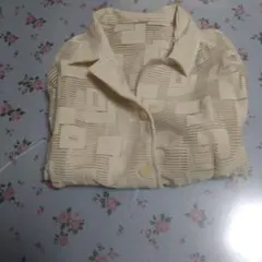 レディース立体模様のクリーム色五分袖カーディガン