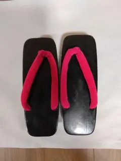 伝統的な木製下駄 黒とピンク