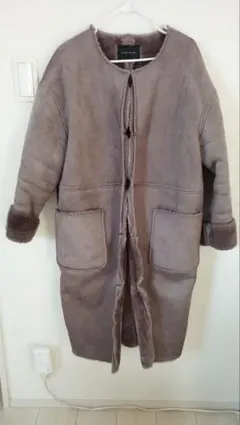 グレーのムートン調コート