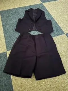 黒のストライプベストとショートパンツセット