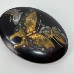 022101 鼈甲　螺鈿金蒔絵　蝶紋様アンティーク　帯留め