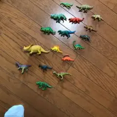 恐竜フィギュア　17体　　二セットあり