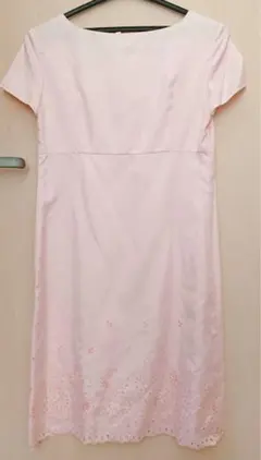 上品、上質。淡いピンクの刺繍入り膝丈。プライベートレーベル。発表会、披露宴、など