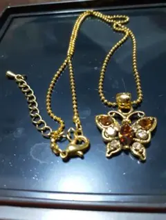 蝶デザイン ネックレス オレンジストーン