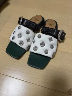 TOGA PULLA メタルパーツ サンダル ホワイト×グリーンのサムネイル