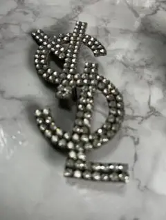 ブローチ