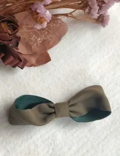 ヘアアクセサリー　バレッタ　深緑２色ねじれリボン