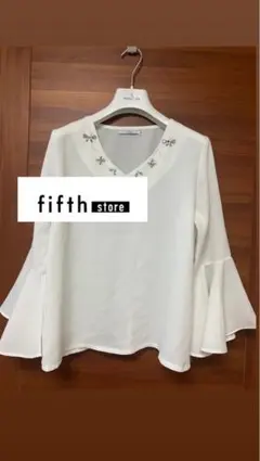 fifth ビジュー付きフレアスリーブ ブラウス ホワイトのサムネイル